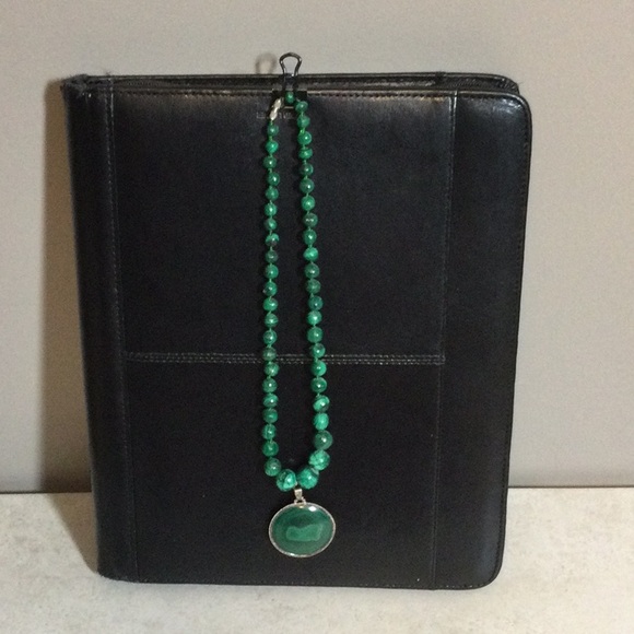 Emerald green beaded necklace with drop pendant - Picture 2 of 7